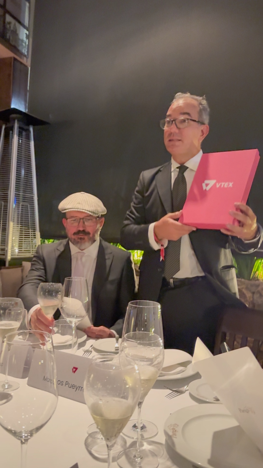 André Uchôa e Mariano Gomide de Faria durante jantar anterior ao anúncio do VTEX Alumni