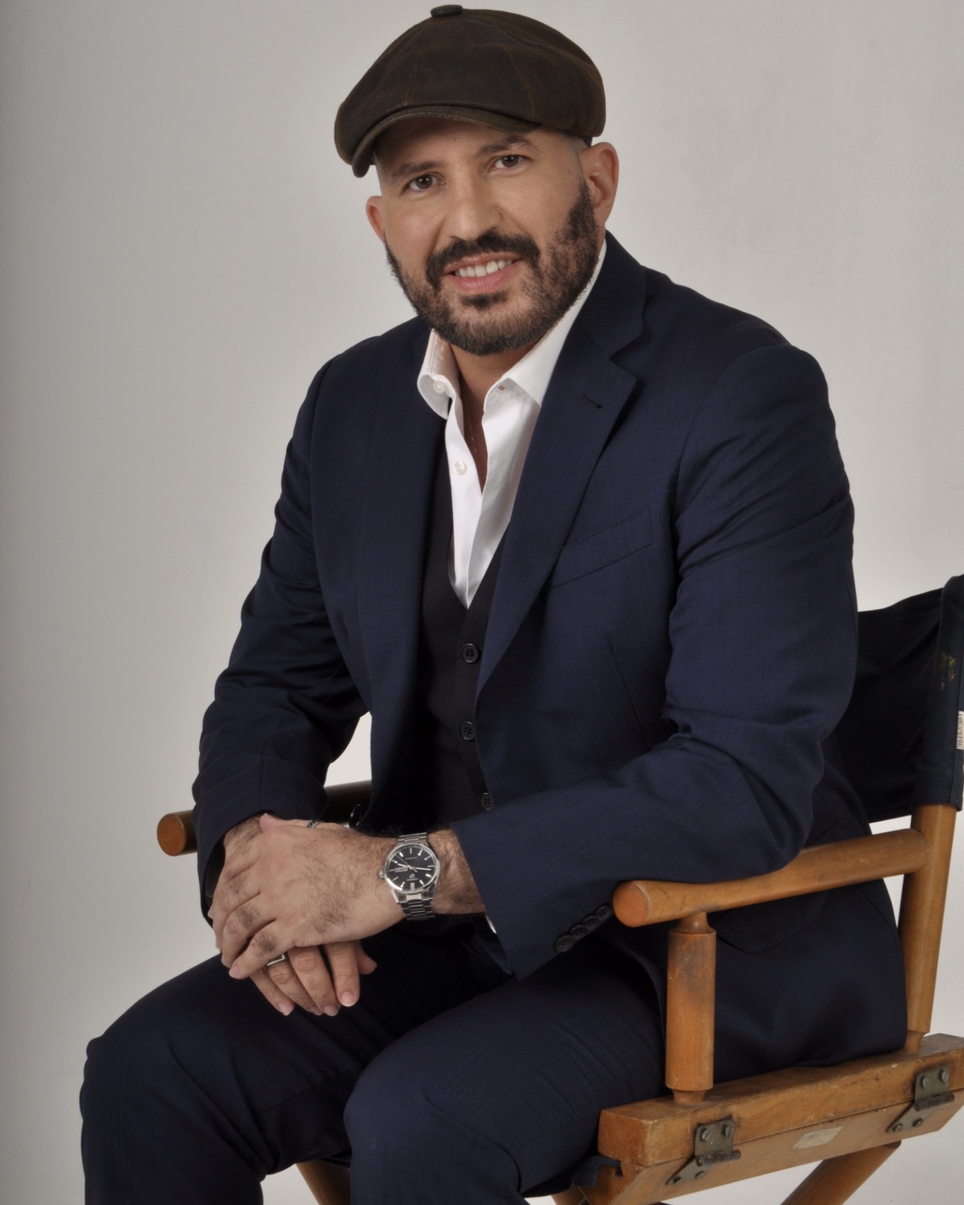 Retrato editorial de André Uchôa com boina